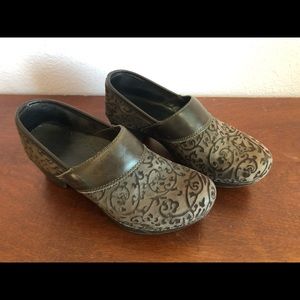 Dansko size 38 clogs